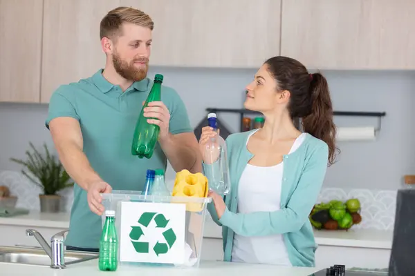 Young Couple Recycling Plastic Kitchen — Stock Photo, Image