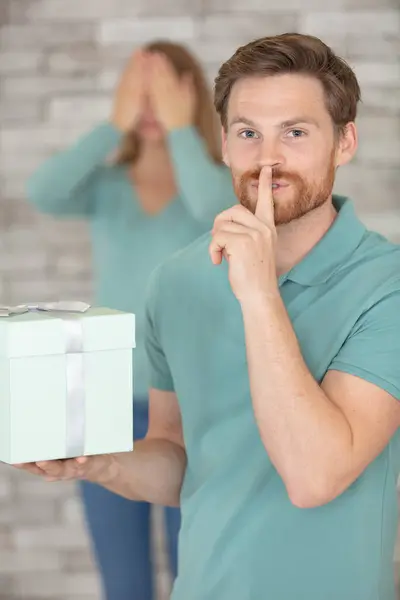 Man Hiding His Wifes Eyes Offer Her Present — Stock Photo, Image
