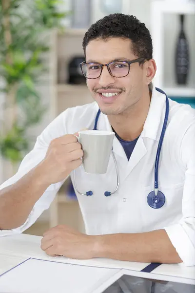 Sonriente Guapo Médico Masculino Sosteniendo Una Taza Café — Foto de Stock