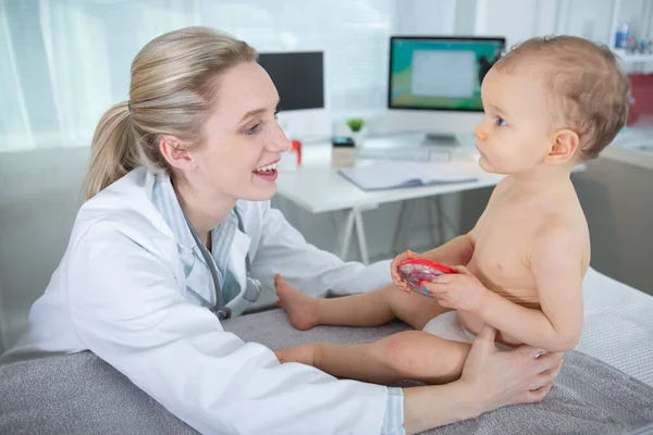 Médico Examinando Bebê Com Estetoscópio — Fotografia de Stock