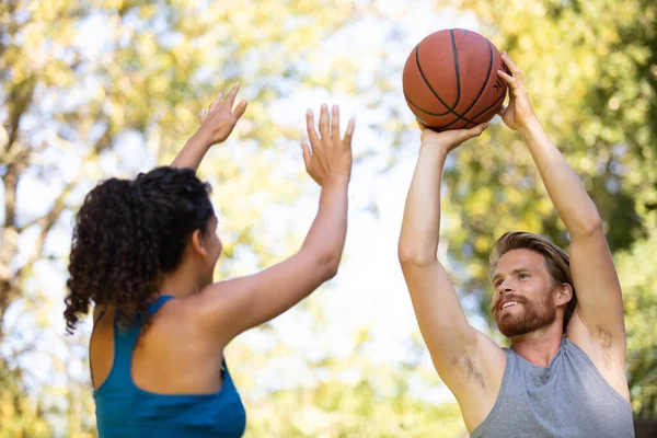 Frau Und Mann Spielen Basketball — Stockfoto