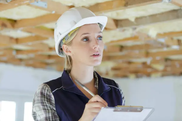 Constructora Femenina Con Portapapeles —  Fotos de Stock