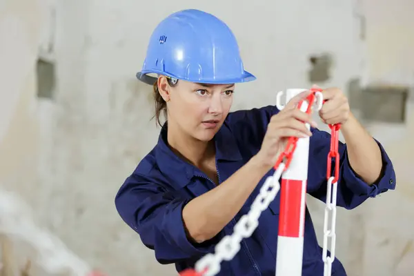 Vrouwelijke Bouwer Zet Veiligheidsbarrière Rond Werkplek — Stockfoto