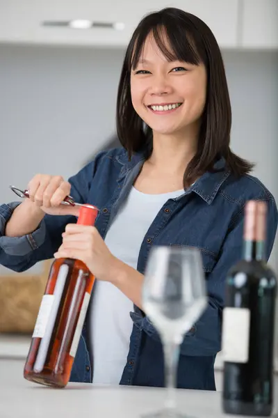 Mutlu Gülümseyen Kızın Portresi Bir Şişe Şarap Açıyor — Stok fotoğraf