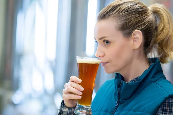 Brewer Tasting Beer Factory — Stock Photo, Image