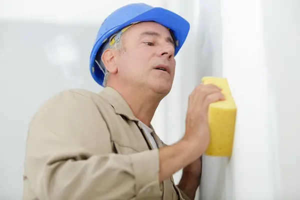 Człowiek Myje Ścianę — Zdjęcie stockowe