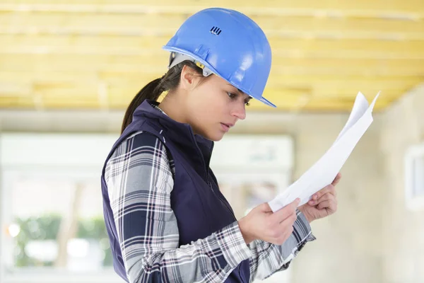 Woman Builder Engineer Looking Paper Site — Stock Photo, Image