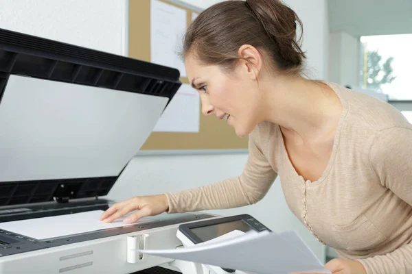 Female Worker Using Photocopy Machine — Stock Photo, Image