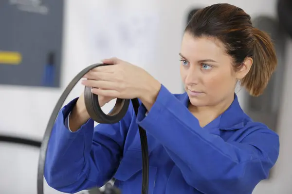 Portrait Female Mechanic Timing Belt — Stock Photo, Image