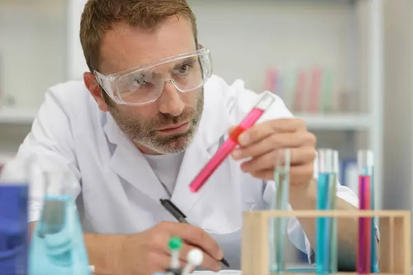 Chemicus Man Maakt Gebruik Van Micro Pipet Vloeistof Brengen Fles — Stockfoto