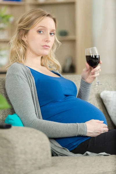 Desafiante Mujer Embarazada Beber Vaso Vino Tinto —  Fotos de Stock