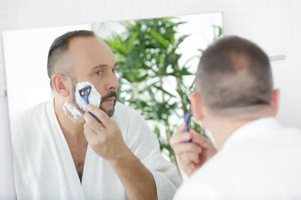 Hombre Guapo Usando Máquina Afeitar Espejo —  Fotos de Stock