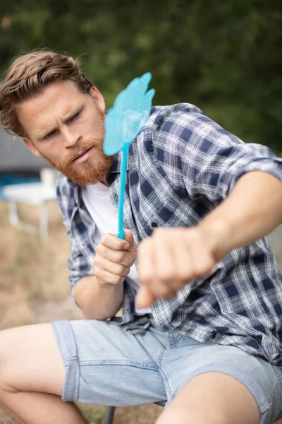 Man Wearing Holding Flyswatter While Camping — Stock Photo, Image