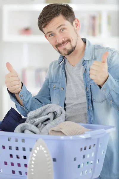 Çamaşır Yıkayan Mutlu Bir Adam — Stok fotoğraf