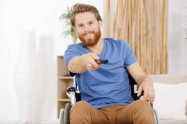 Tekerlekli Sandalyedeki Adam Uzaktan Kumanda Kullanıyor — Stok fotoğraf
