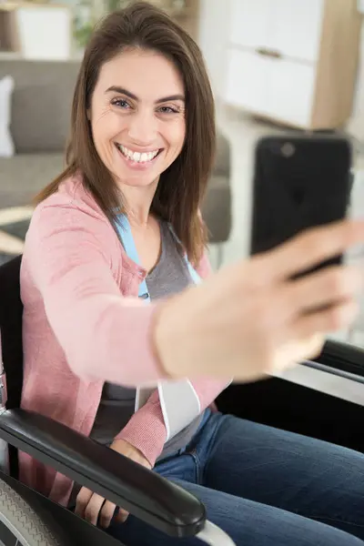 Felice Donna Sedia Rotelle Prendendo Selfie — Foto Stock
