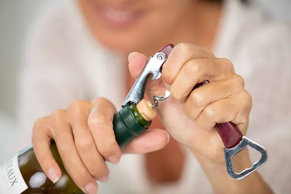 Primer Plano Mujer Abriendo Botella Vino —  Fotos de Stock