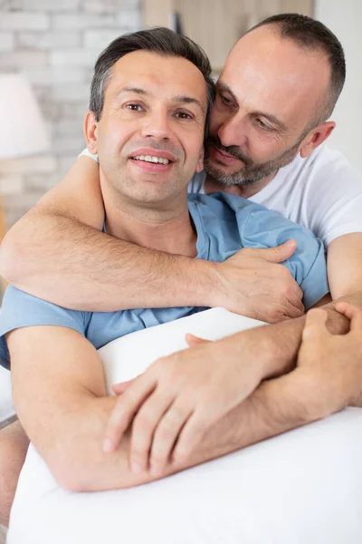 幸せなカップルはベッドで抱擁する嘘 — ストック写真