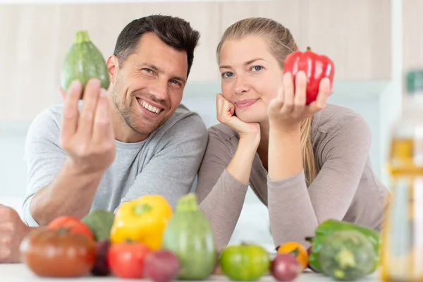 Cuplu Care Deține Legume Pentru Promova Alimentație Sănătoasă Acasă — Fotografie, imagine de stoc