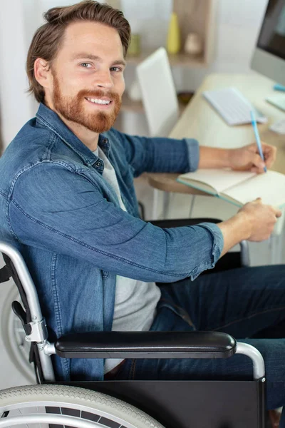 Invalidní Muž Sedí Vozíku — Stock fotografie