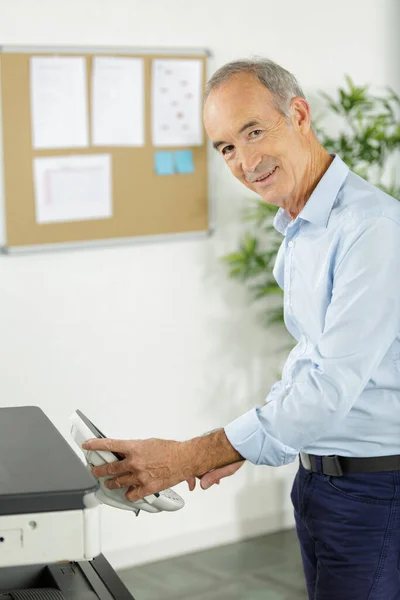 Senior Man Using Digital Photocopier Machine — Stock Photo, Image