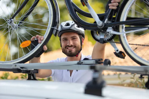 Ciclista Montaña Hombre Toma Bicicleta Desde Techo Del Coche — Foto de Stock
