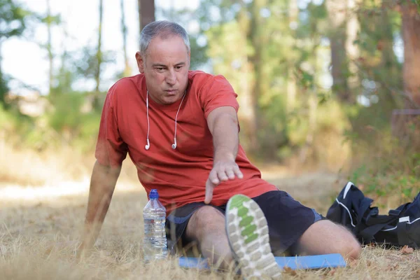 Male Runner Stretching Outdoors Forest — Stock Photo, Image