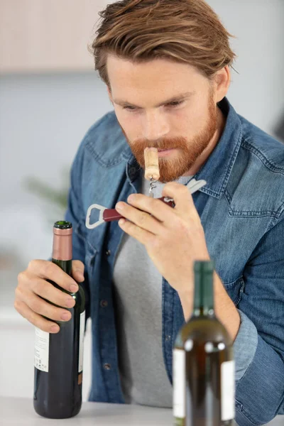 Portret Nieogolonego Mężczyzny Otwierającego Zęby Butelka Wina — Zdjęcie stockowe