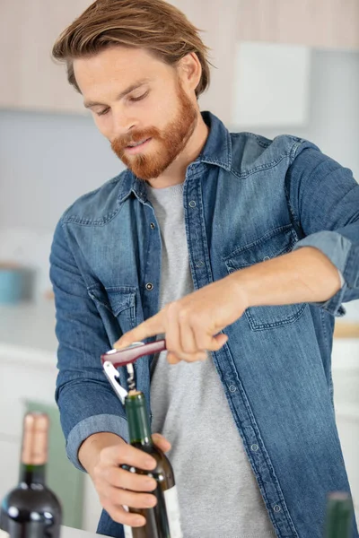 Man Opening Bottle Wine — Stock Photo, Image
