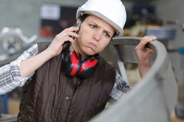 保護耳栓で電話で女性の労働者を動揺させる — ストック写真