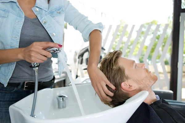 Uvolněný Muž Vlasy Umyté Salonu Krásy — Stock fotografie