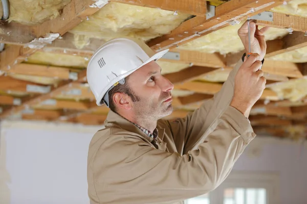 Worker Suspended Ceilings — Stock Photo, Image