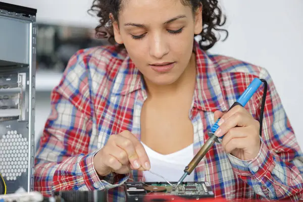 Young Woman Technician Device Electronics — Stock Photo, Image