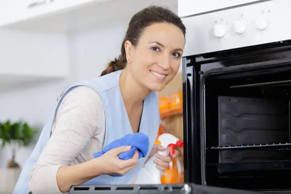 Mulher Feliz Forno Limpeza Cozinha — Fotografia de Stock