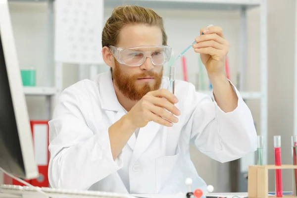 Young Biologist Sets Dna Sequencing Reaction Multichannel Pipette — Stock Photo, Image