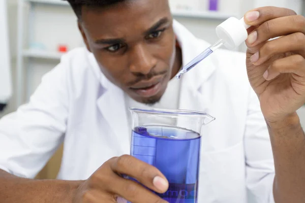 Young Scientist Violet Solution Pipette Dropper — Stock Photo, Image