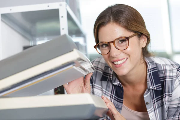 Smiling Woman Lifting Lid Photocopier — Stock Photo, Image