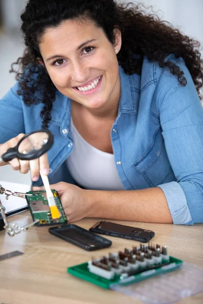 Mujer Servicio Reparación Desmontado Smartphone — Foto de Stock