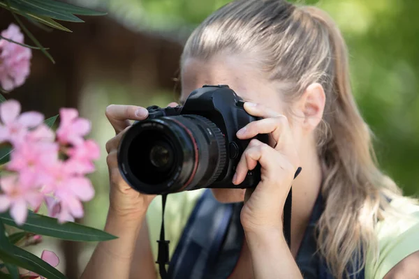Female Photograph Camera Taking Macro Picture Flower — Stock Photo, Image