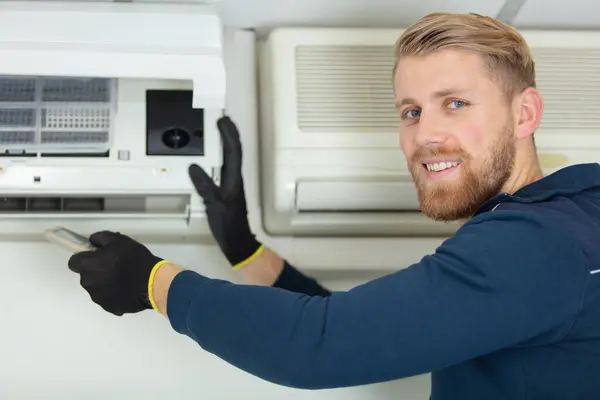 Een Professionele Elektricien Repareert Zware Airconditioner — Stockfoto