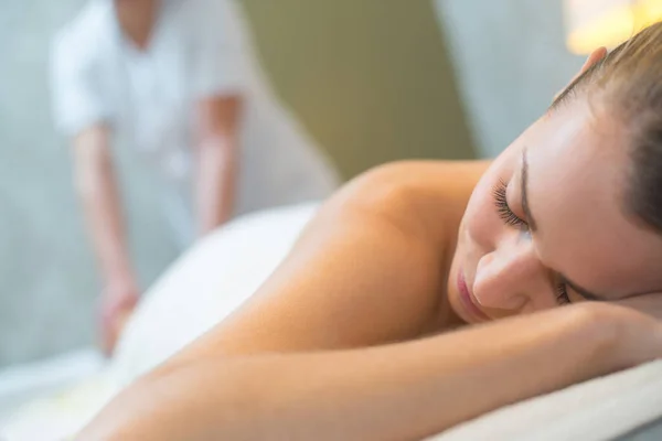 Frau Schläft Bei Massage — Stockfoto