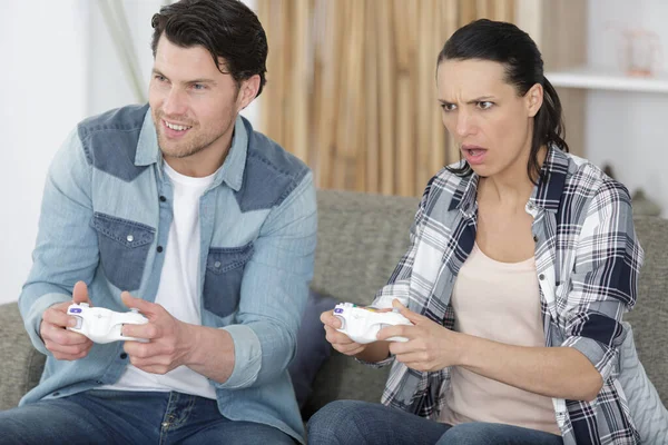 Couple Playing Video Games Apartment — Stock Photo, Image