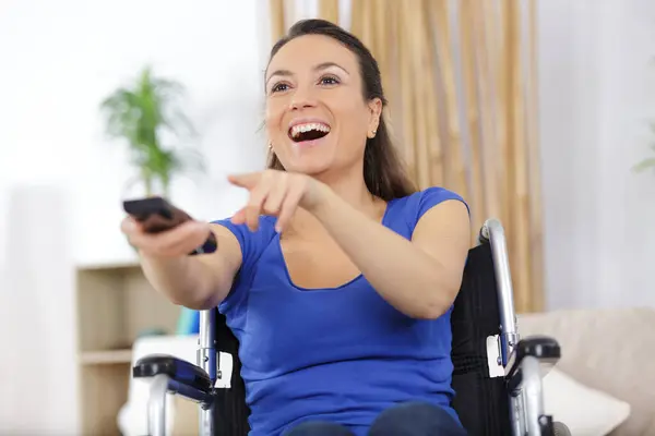 Женщина Инвалидной Коляске Пульт Дистанционного Управления Указывающий Телевизор — стоковое фото
