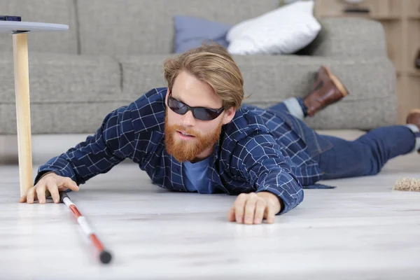Een Mannelijke Blinde Ligt Vloer — Stockfoto