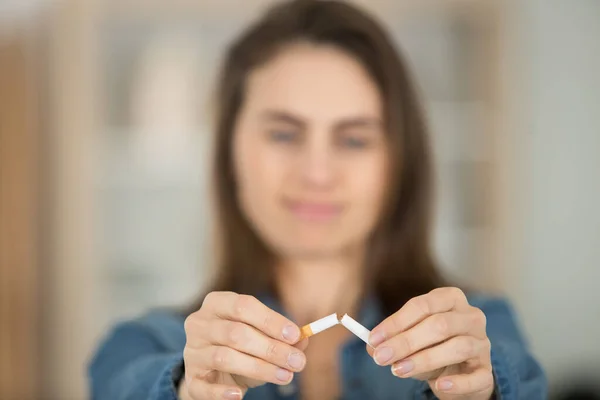 Mujer Joven Seria Rompiendo Cigarrillo Casa — Foto de Stock