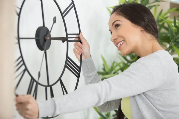 Ευτυχισμένη Γυναίκα Κρέμεται Ένα Ρολόι Τοίχου Στο Σπίτι — Φωτογραφία Αρχείου