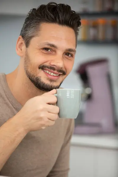 집에서 커피를 마시는 — 스톡 사진