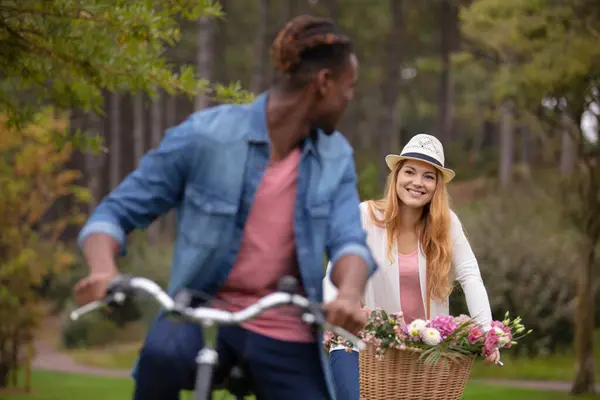 森の木々に対して自転車に乗る幸せな男女 — ストック写真