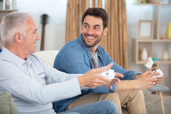 Älterer Mann Spielt Videospiel Mit Seinem Sohn Hause — Stockfoto