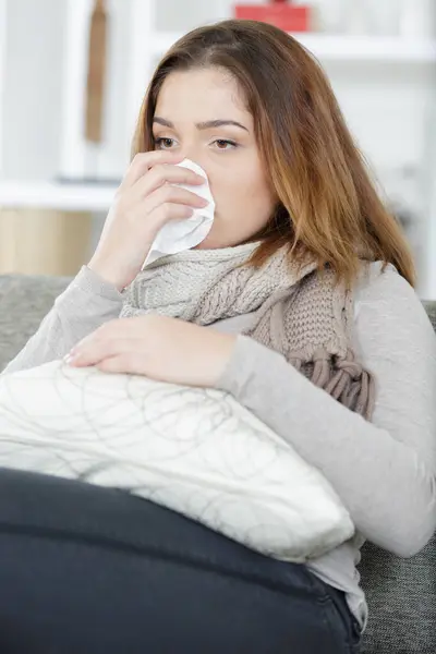 Sick Woman Using Paper Tissue — Stockfoto